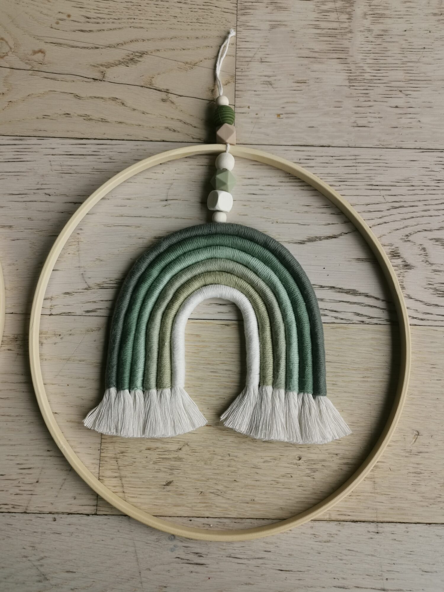 Arc-en-ciel en macramé dans cercle